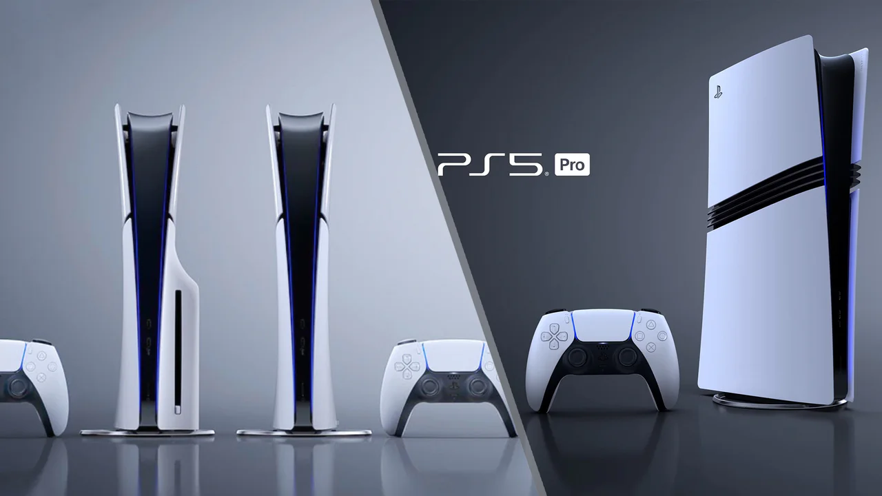 Una comparativa visual de las consolas PlayStation 5 y un concepto de PS5 Pro, mostrando diferentes diseños del hardware de Sony. Se ven dos modelos de PS5 originales y una versión 'Pro' con estética renovada, acompañadas de sus respectivos mandos DualSense blancos, ilustrando el hardware central de las actualizaciones.