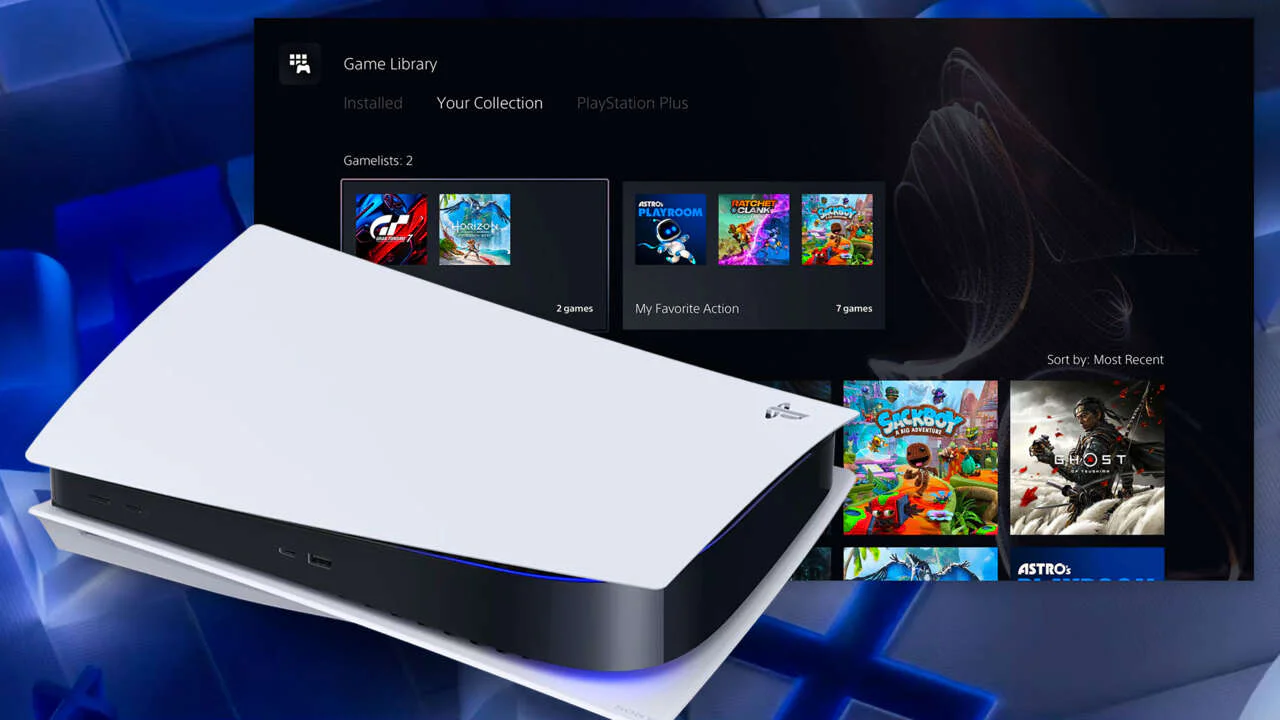 Consola PlayStation 5 situada frente a una pantalla de televisión que muestra el menú de biblioteca de juegos, ilustrando el ecosistema de software que el proyecto AnyPS5 busca llevar a PC.