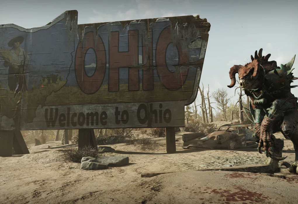 Una criatura mutante con cuernos y pinchos, similar a un Sanguinario de Fallout, se yergue amenazante junto a un letrero destrozado de 'Welcome to Ohio' en un paisaje post-apocalíptico, simbolizando los peligros que aguardan en el nuevo proyecto de Fallout de Bethesda y Obsidian.