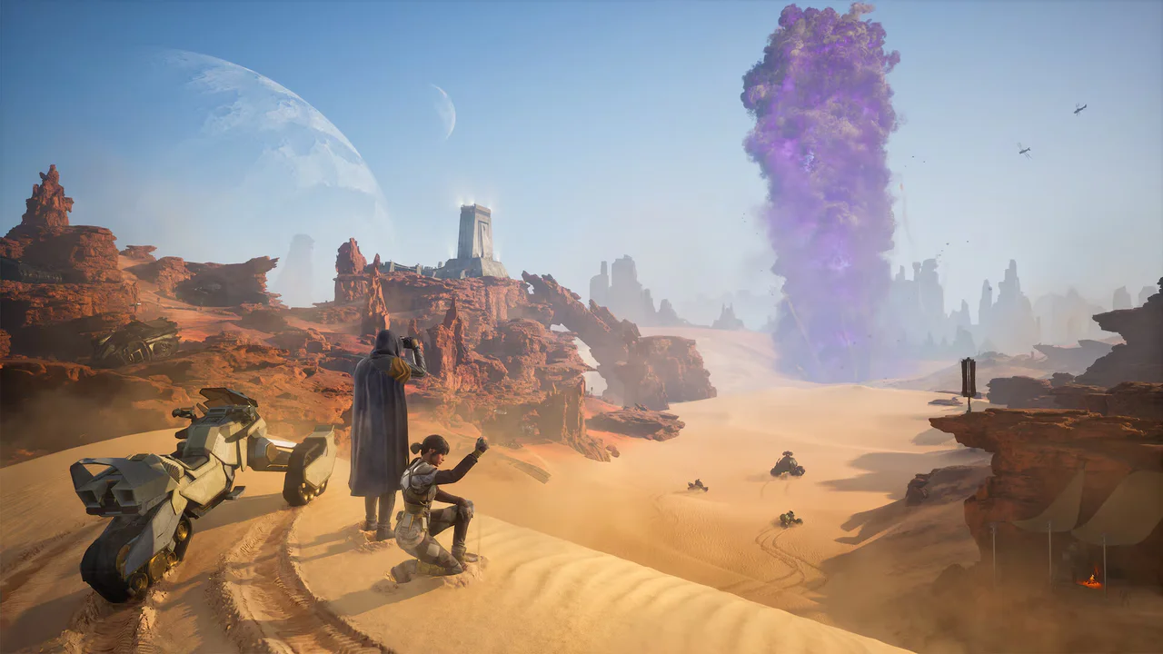 Dos personajes, uno de pie con capa y otro agachado, observan un vasto paisaje desértico con dunas y formaciones rocosas, junto a una motocicleta futurista en 'Dune: Awakening'. Al fondo se distinguen una torre imponente, un planeta gigante y una luna en el cielo, y una columna de energía púrpura ascendiendo, ilustrando la escala y misterio del mundo de Arrakis.
