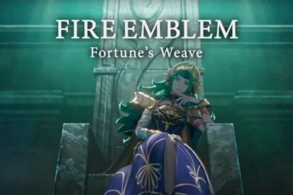 Pantalla de título o arte clave de 'Fire Emblem: Fortune's Weave', mostrando a una misteriosa figura de cabello verde y vestimenta adornada sentada en un trono de piedra, con el logotipo del juego prominentemente displayed.