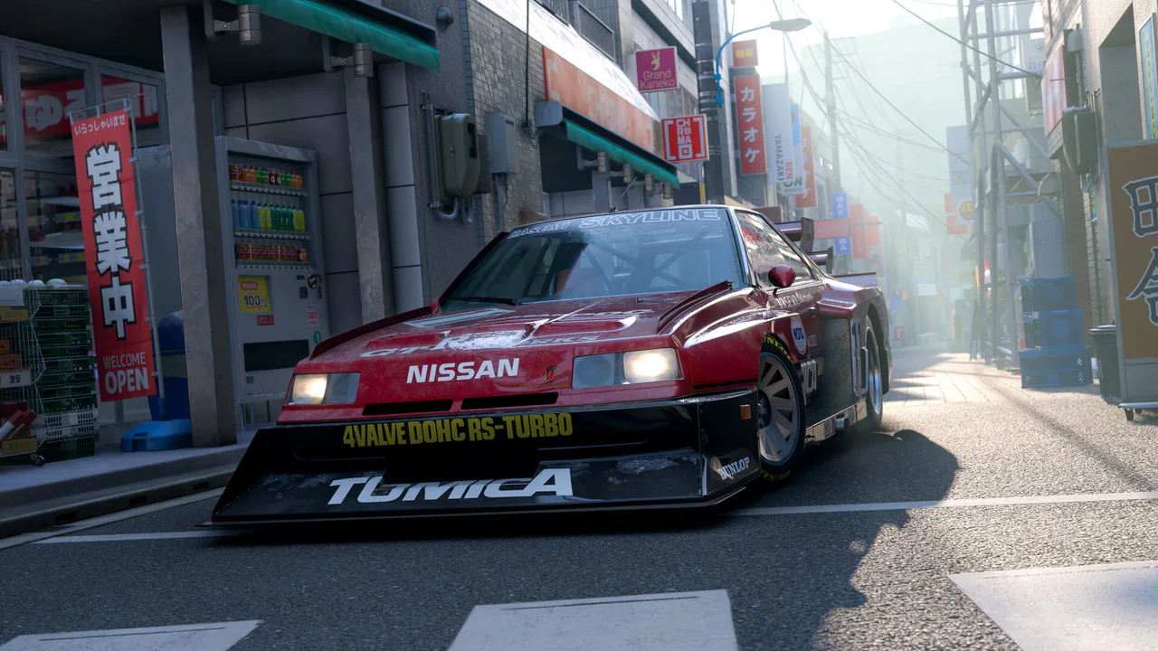Un Nissan clásico de competición rojo recorre un callejón urbano japonés en Forza Horizon 6, mostrando el detalle gráfico en PC.
