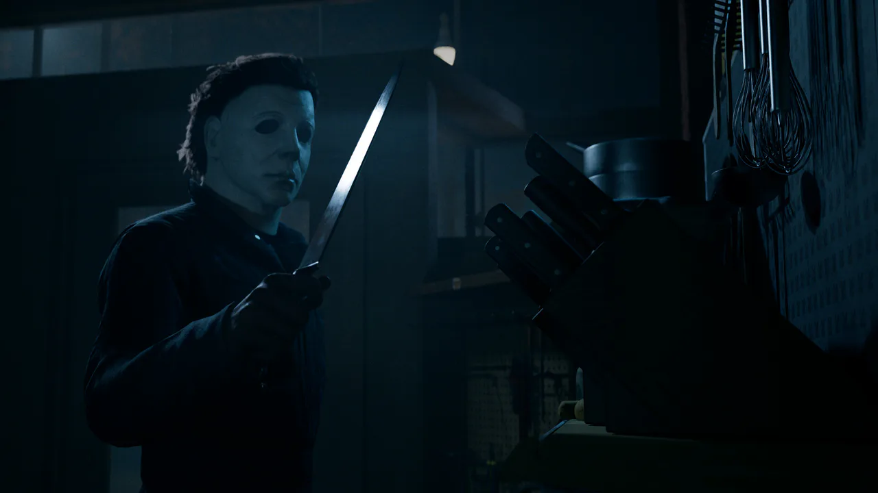 Michael Myers, con su icónica máscara blanca y traje oscuro, sostiene un cuchillo de cocina brillante en una habitación oscura que parece una cocina. Esta imagen representa al villano principal de 'Halloween: The Game' en un contexto amenazante y sombrío.