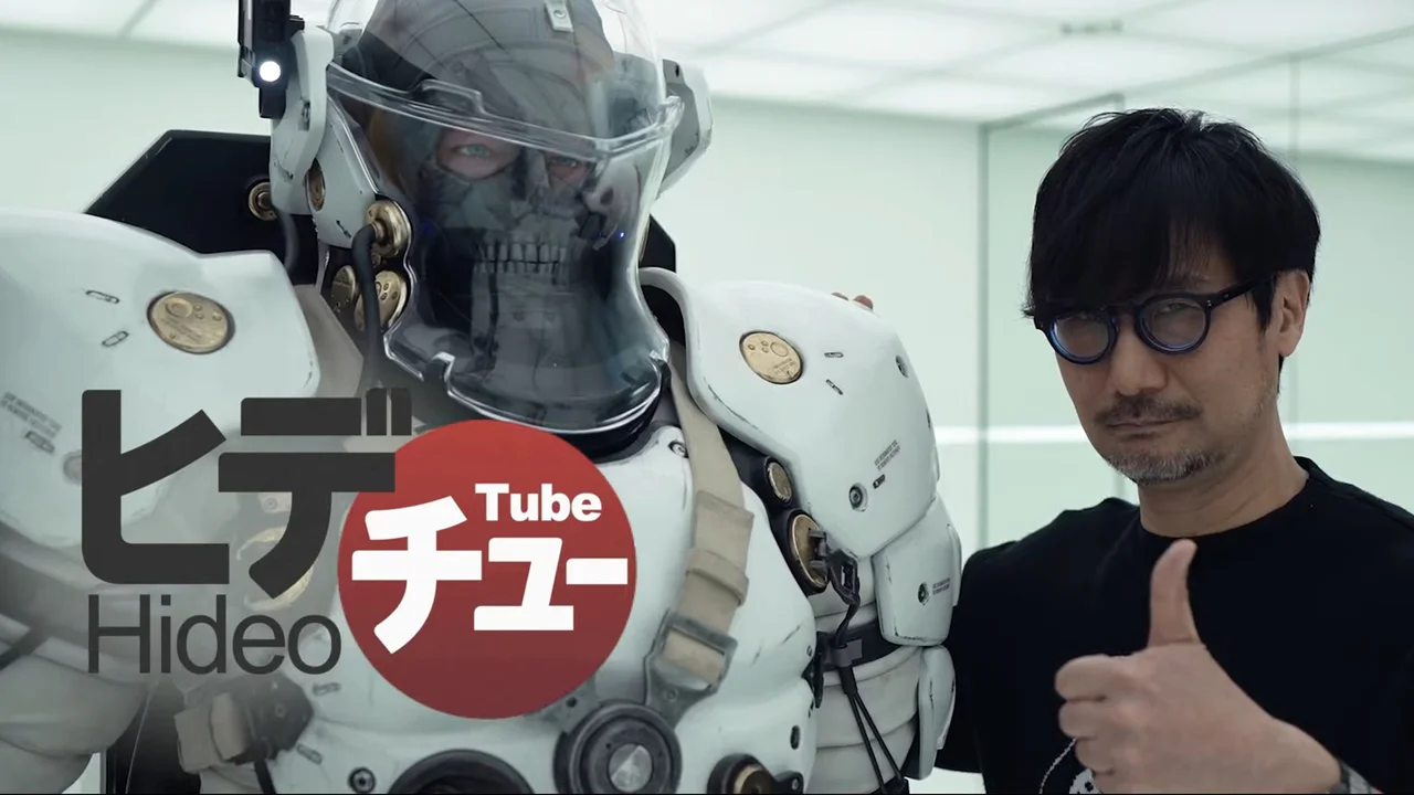 Hideo Kojima junto a una figura a escala real de un soldado con armadura táctica blanca y casco de calavera en su estudio de Kojima Productions.