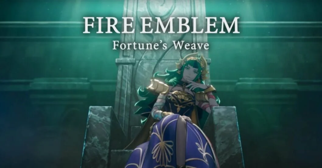 Arte promocional del videojuego Fire Emblem: Fortune's Weave, mostrando a una figura femenina de cabello verde sentada solemnemente en un trono de piedra con un atuendo ceremonial azul y dorado, con el título del juego visible en la parte superior.