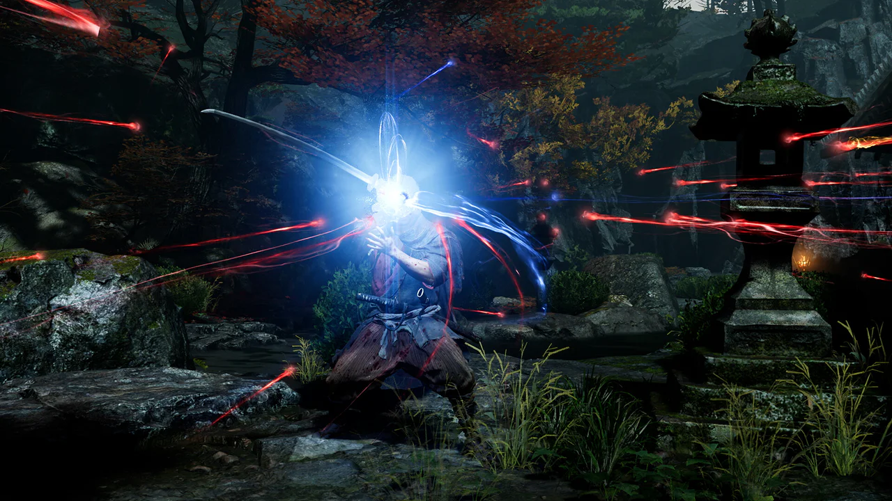 Captura de gameplay de Onimusha: Way of the Sword mostrando al protagonista realizando un ataque con su espada cargada de energía azul en un bosque japonés nocturno.