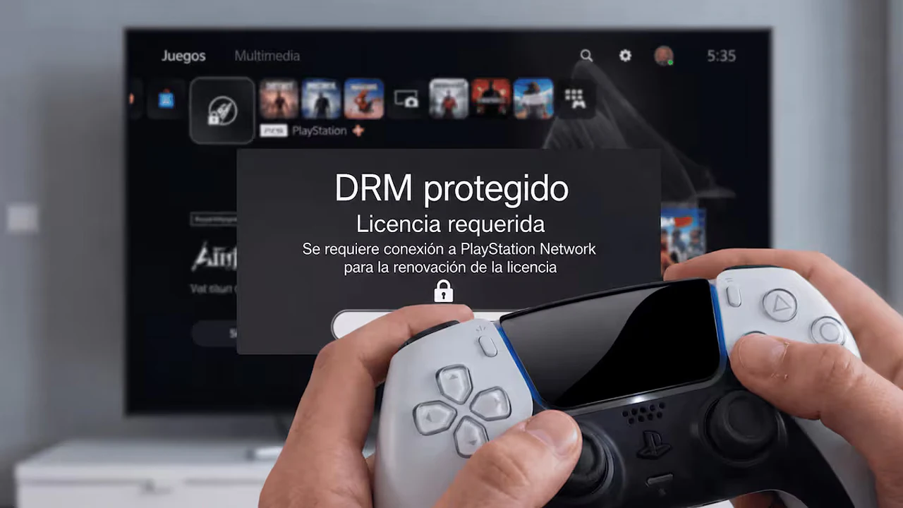 Mando de PlayStation 5 en primer plano mostrando un error de sistema por DRM y licencia requerida en la pantalla de la consola.
