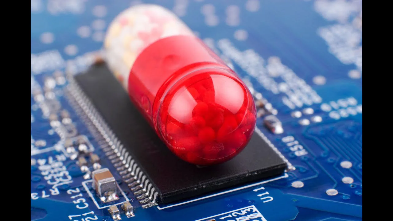 Primer plano de una píldora de cápsula roja y blanca sobre un microchip en una placa de circuito azul, ilustrando el concepto de una 'píldora digital' o solución tecnológica en el contexto de las recompensas de PlayStation.
