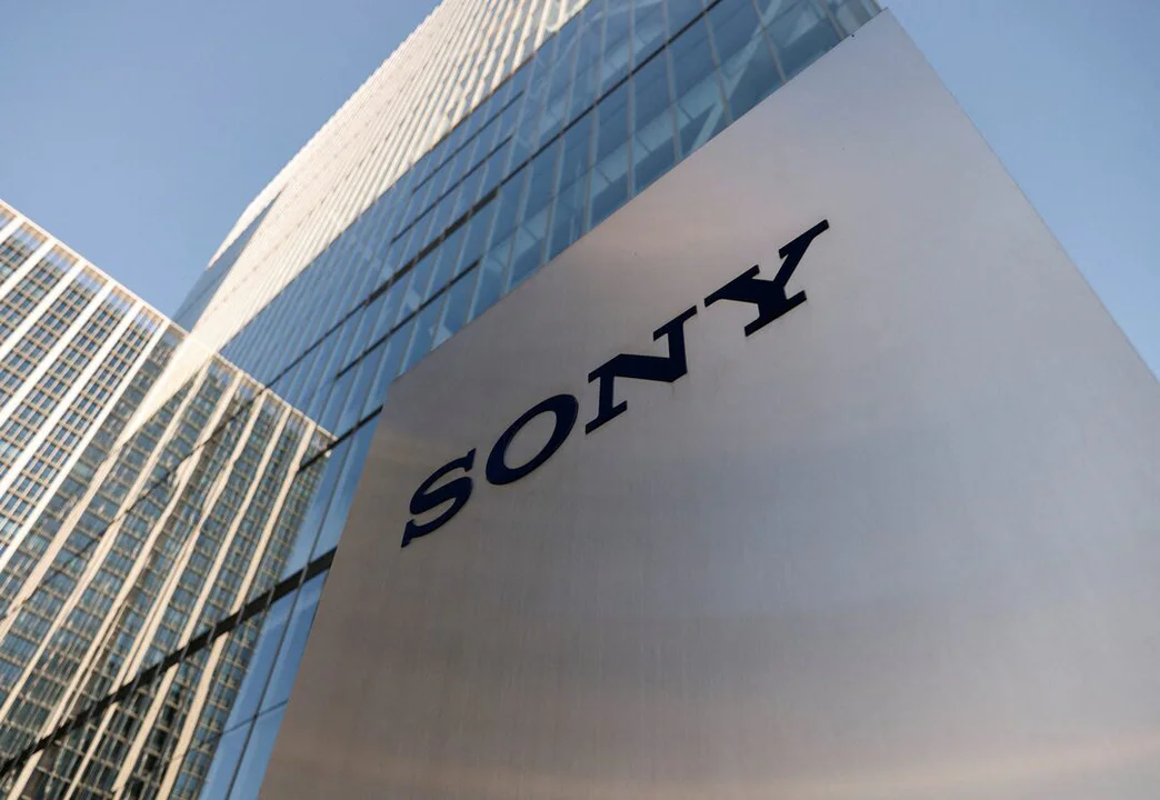 Logotipo de Sony en la fachada de la sede corporativa de la compañía, representando la marca central detrás de la PlayStation Store y el nuevo sistema de recompensas.
