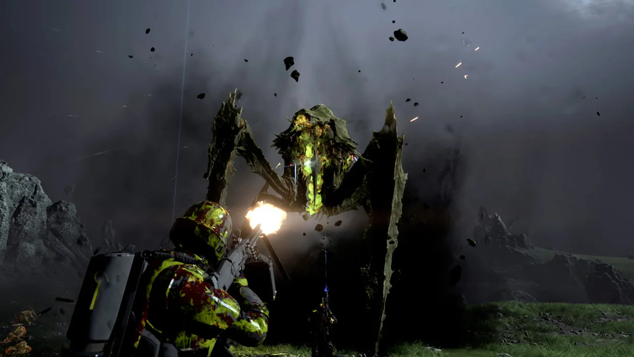Jugador en combate contra un insectoide alienígena gigante en un planeta rocoso, capturando la intensidad del gameplay que impulsa el éxito de Steam.