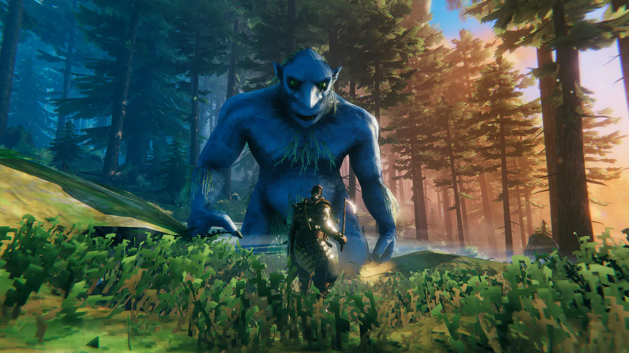 Un jugador equipado con armadura se prepara para luchar contra un troll azul en el bosque durante el juego Valheim, destacando el peligro del entorno.