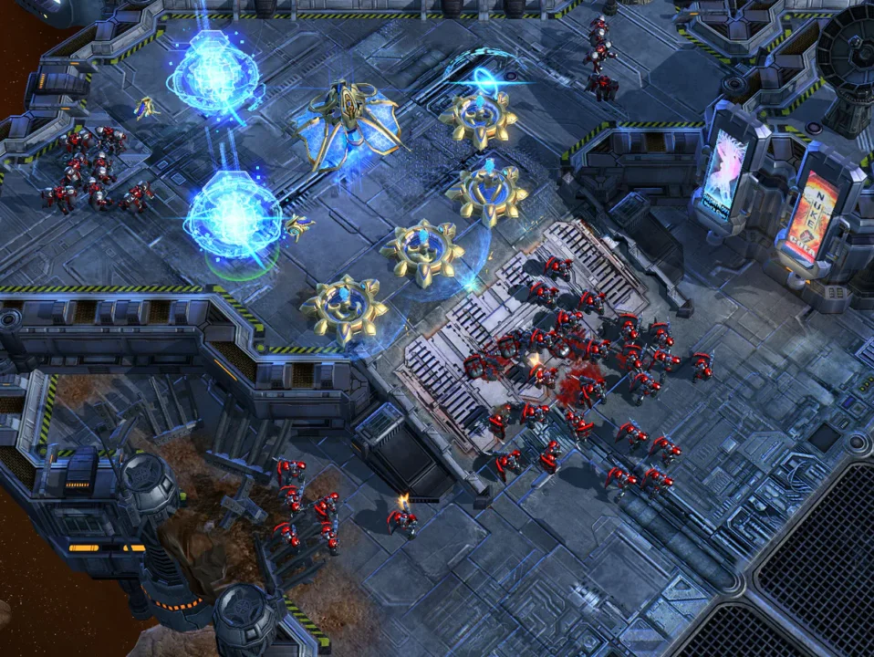 Unidades de infantería Terran se enfrentan a estructuras defensivas Protoss en una captura de combate directo de StarCraft.
