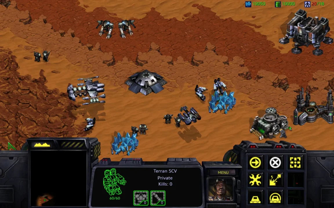 Gameplay clásico de StarCraft mostrando una base Terran con unidades SCV recolectando minerales en terreno desértico.