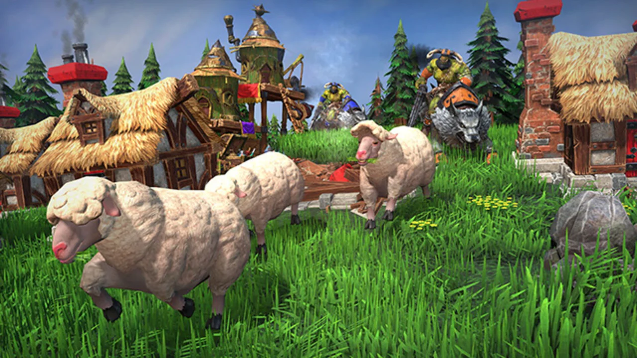 Una captura de pantalla de Warcraft III: Reforged muestra a tres ovejas corriendo por un exuberante campo de hierba verde, con edificios de estilo fantasía y tejados de paja en el fondo. Más atrás, orcos montados en criaturas de guerra, como lobos o jabalíes, patrullan entre los altos pinos, ilustrando la diversidad de entornos y unidades del juego y su nueva campaña.