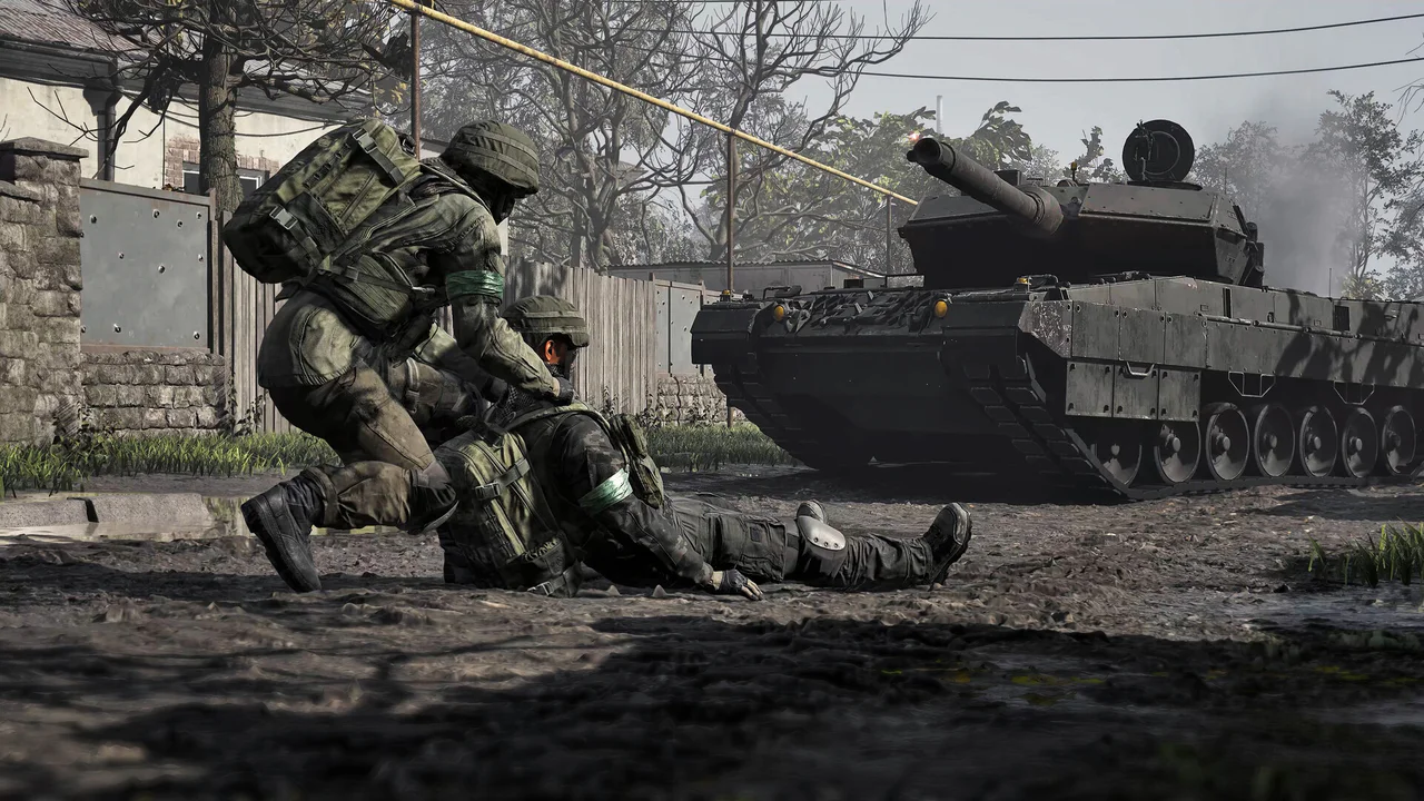 Soldado asistiendo a un compañero herido bajo la cobertura de un tanque de combate en el videojuego Wardogs.