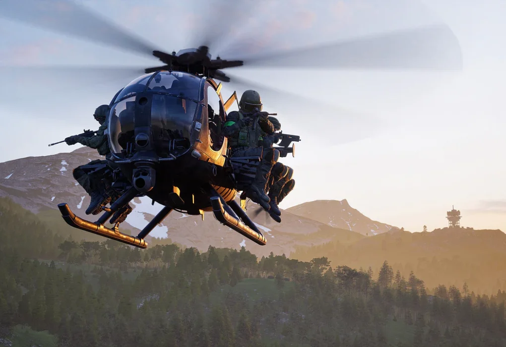 Un helicóptero táctico de asalto con soldados armados a bordo vuela sobre montañas y un denso bosque al atardecer, con una torre de comunicaciones en la distancia, ilustrando la acción de combate de WARDOGS.