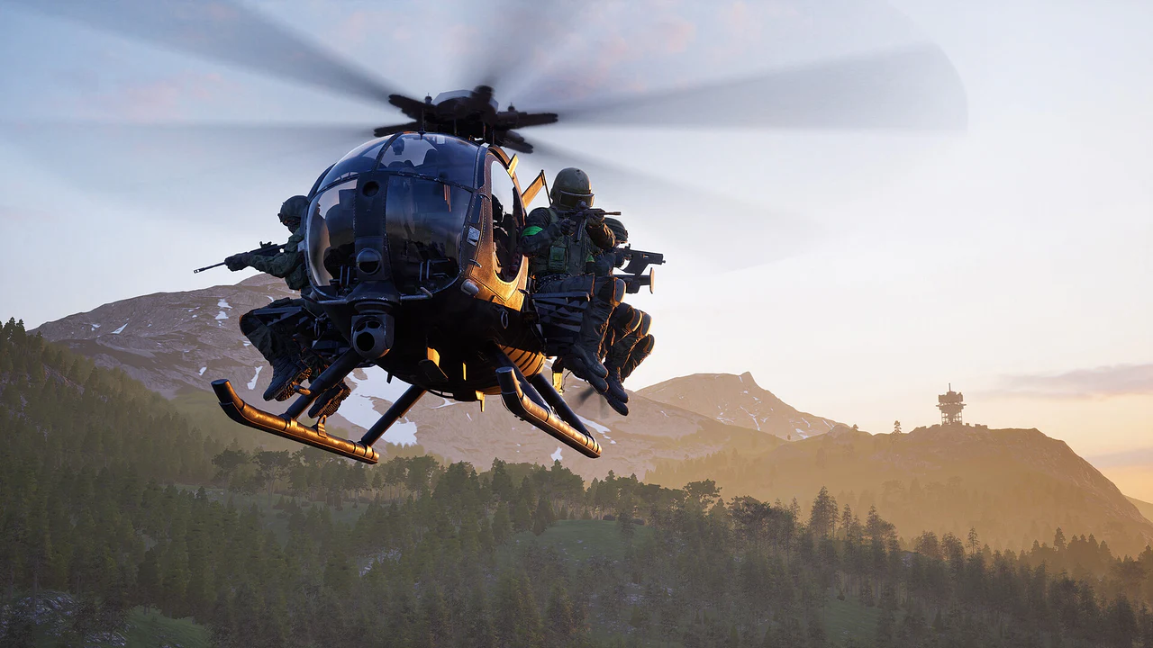 Un helicóptero táctico de asalto con soldados armados a bordo vuela sobre montañas y un denso bosque al atardecer, con una torre de comunicaciones en la distancia, ilustrando la acción de combate de WARDOGS.