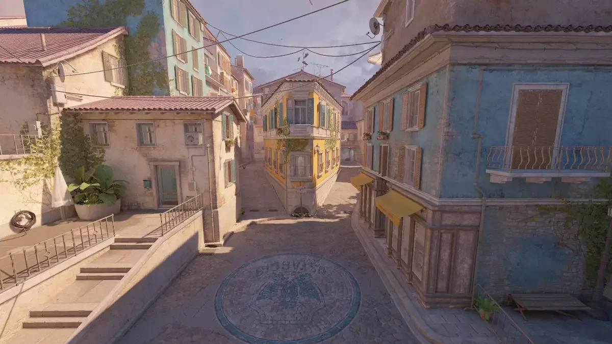 Vista panorámica de un mapa multijugador inspirado en la arquitectura mediterránea, utilizado para el desarrollo de entornos en los nuevos proyectos de Halo bajo la gestión de Activision.