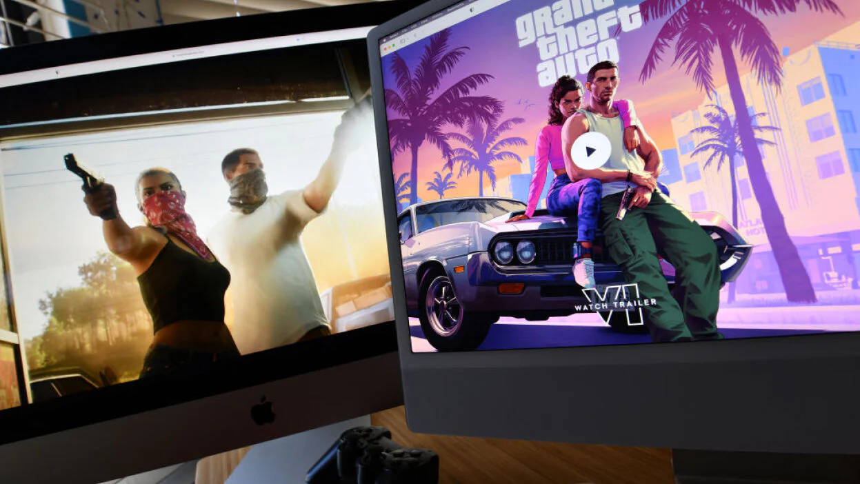 Monitores mostrando a Lucia y Jason de GTA VI en acción y el arte promocional oficial del juego, reflejando la alta expectativa del título.