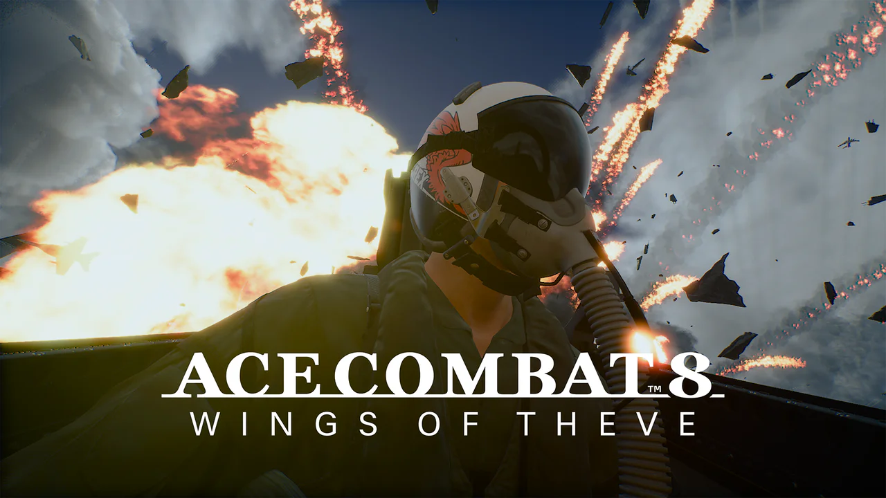 Vista cinematográfica desde la cabina de un piloto de Ace Combat 8, observando una gran explosión con escombros ardientes en el cielo durante un intenso combate. El logo 'ACE COMBAT 8: WINGS OF THEVE' destaca en la parte inferior, ilustrando el juego central del artículo.