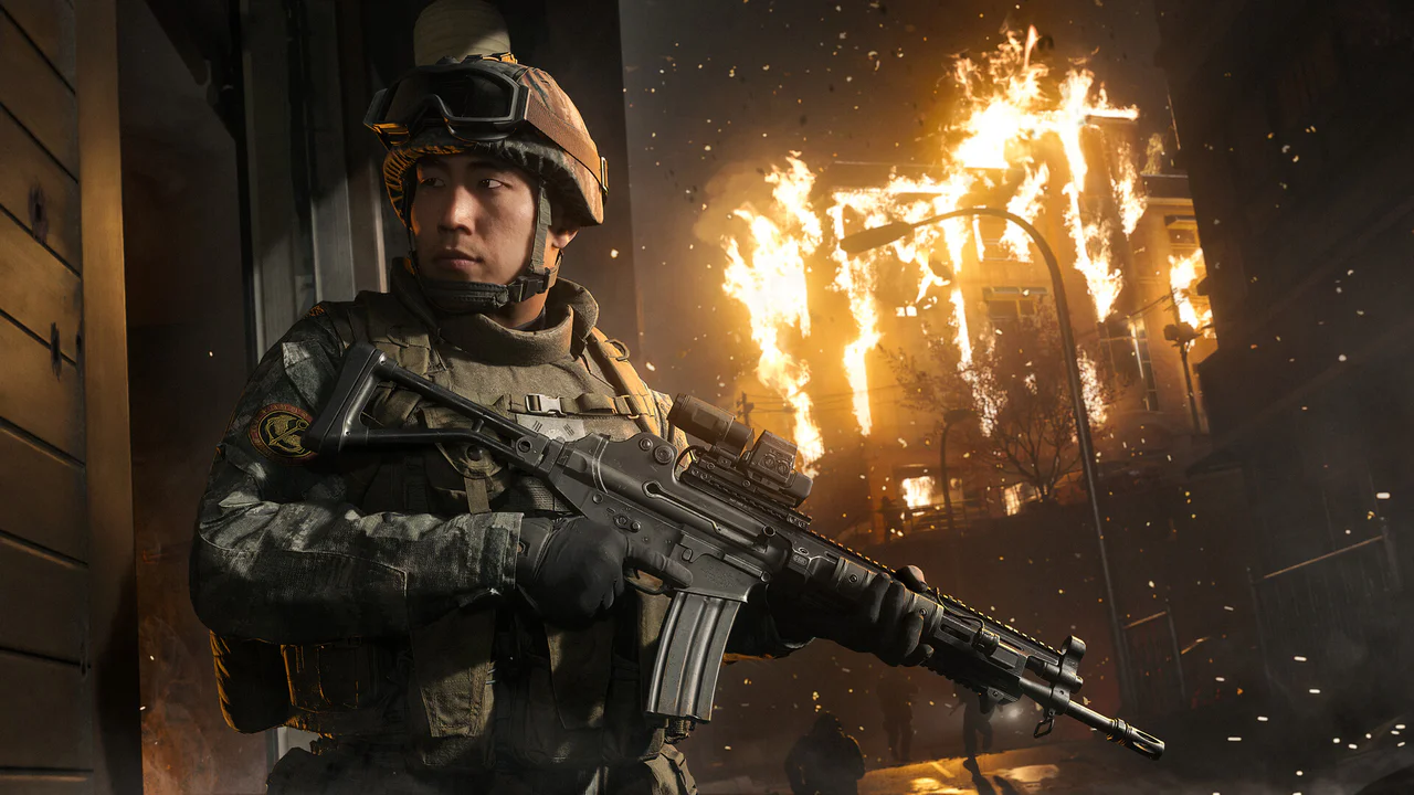 Soldado fuertemente armado en una escena de combate urbano nocturno bajo fuego, capturado en Call of Duty: Modern Warfare 4.