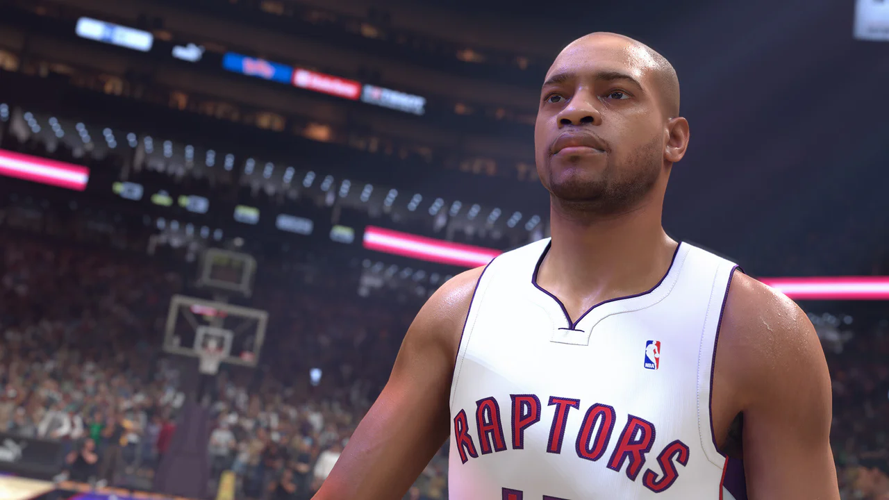 Un jugador de baloncesto virtual con la camiseta blanca de los Toronto Raptors y el logo de la NBA en el pecho. Esta detallada captura del juego NBA 2K ilustra la calidad visual de los personajes afectados por el inminente cierre de servidores.