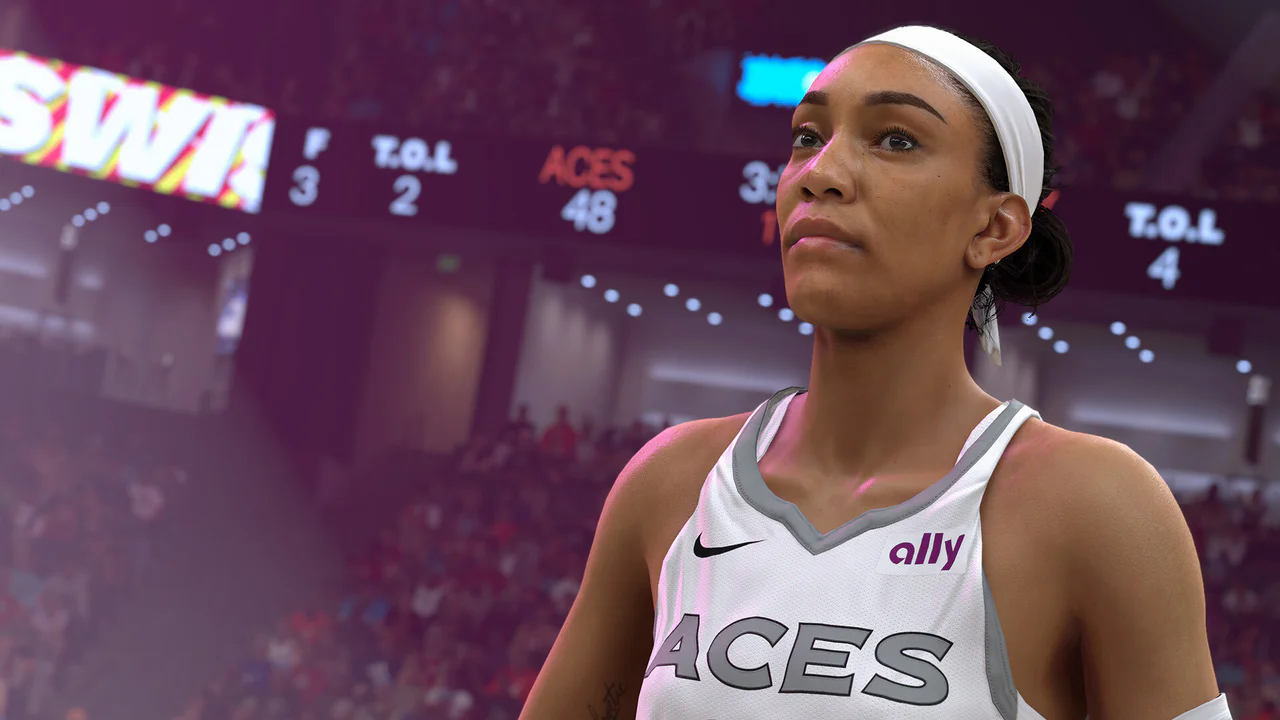 Primer plano de una jugadora de baloncesto virtual de los Las Vegas Aces, con camiseta blanca y diadema, mirando al frente en una cancha de baloncesto, con un marcador visible en el fondo, ilustrando el impacto del cierre de servidores en la experiencia de juego de NBA 2K25.