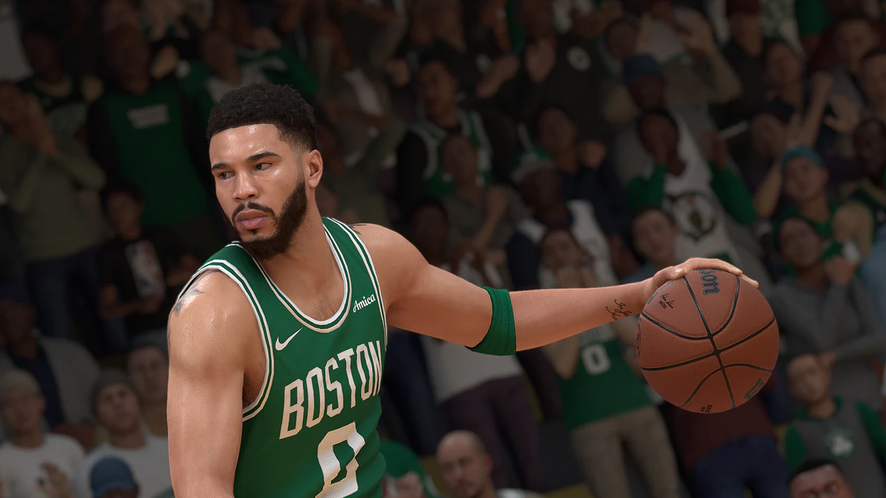 Un jugador virtual de baloncesto, identificado por su apariencia como Jayson Tatum de los Boston Celtics, sostiene un balón en la cancha. Esta captura de juego representa la experiencia digital central de NBA 2K25 que se ve afectada por el cierre de sus servidores.