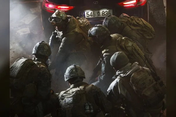 Un equipo de fuerzas especiales con equipamiento táctico avanzado se prepara para una operación encubierta en una escena de acción de Call of Duty: Modern Warfare 4.