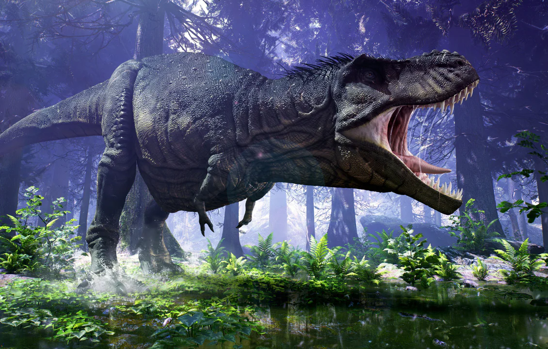 Un imponente Tyrannosaurus Rex rugiendo en un denso pantano selvático, con agua salpicando a su alrededor, sirviendo como una potente metáfora visual para el ambicioso 'Proyecto REX' de Capcom.