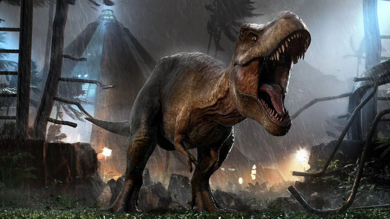 Primer plano de un Tyrannosaurus Rex rugiendo bajo la lluvia en un entorno selvático y de ruinas, con una gran estructura triangular al fondo. Esta potente imagen ilustra el ambicioso 'Proyecto REX' de Capcom para potenciar el RE Engine con inteligencia artificial.