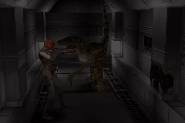 Regina apunta con su arma a un velociraptor en un pasillo oscuro de una base científica en el videojuego Dino Crisis.