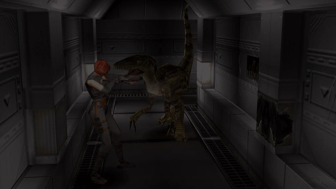 Regina apunta con su arma a un velociraptor en un pasillo oscuro de una base científica en el videojuego Dino Crisis.