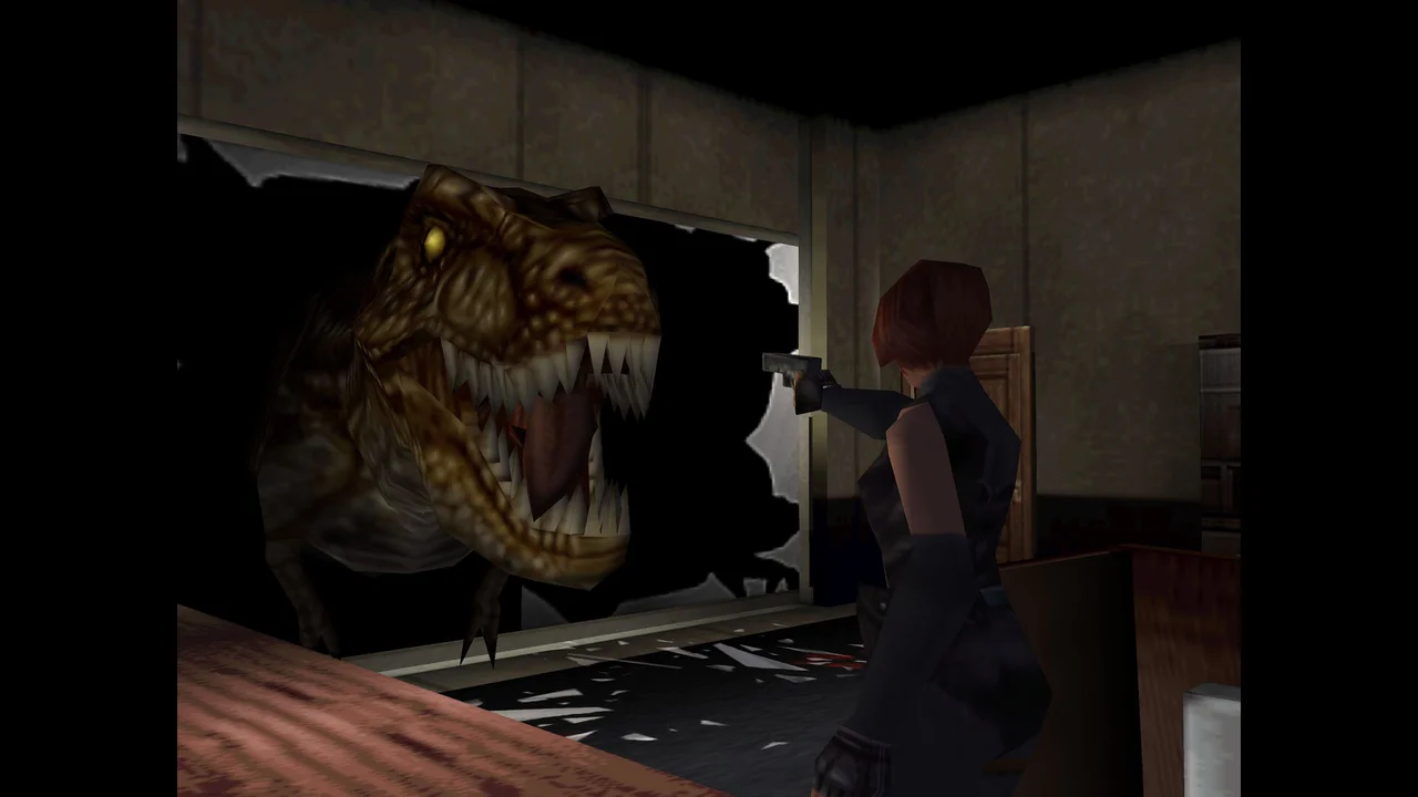 En una captura de Dino Crisis, Regina, la protagonista, apunta su pistola a un imponente Tyrannosaurus Rex que ha derribado una pared, con sus fauces abiertas y ojos brillantes, simbolizando la intensa acción de supervivencia del juego.
