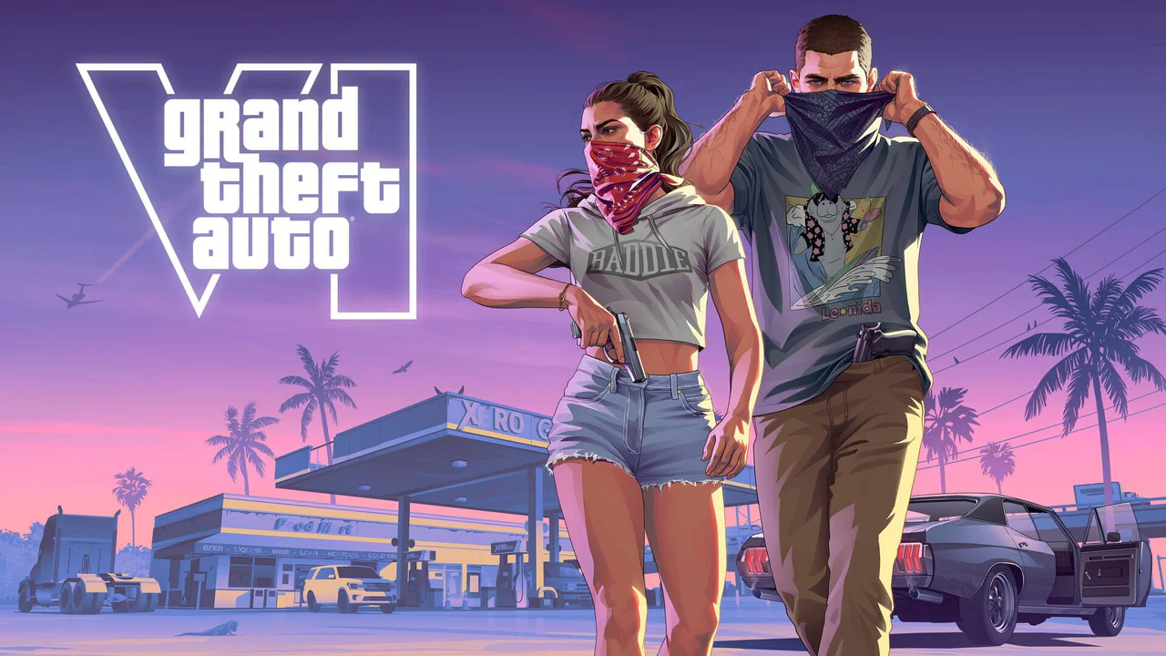 Lucia y Jason de GTA VI caminando con equipo de robo ante una gasolinera iluminada por un atardecer púrpura, reflejando la atmósfera del mundo abierto del juego.