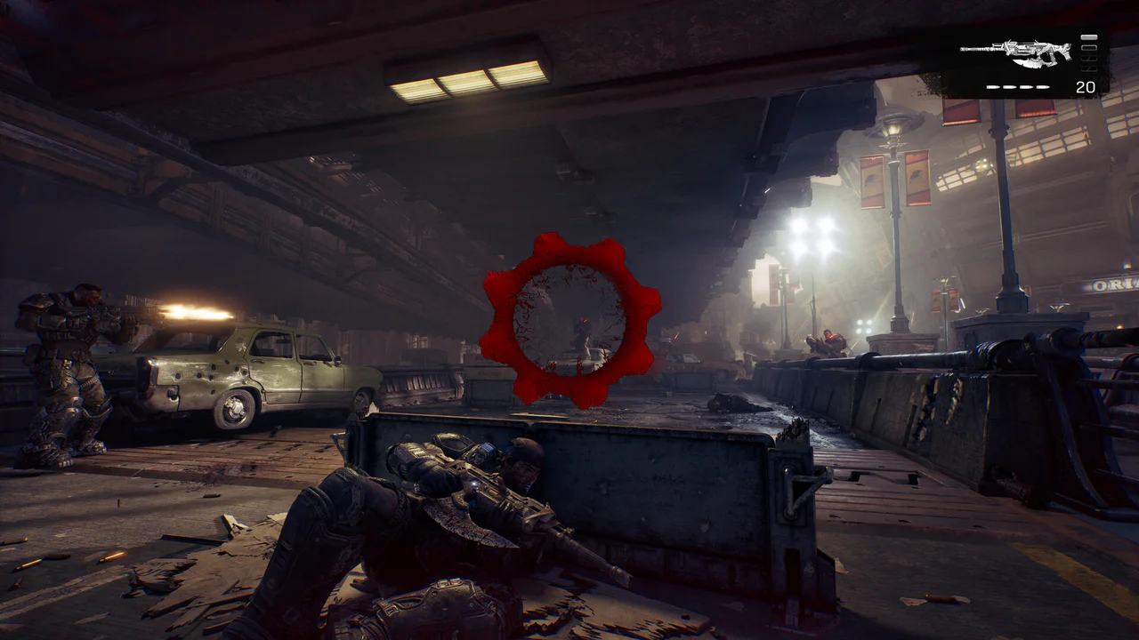 Un soldado de la COG se cubre tras una barricada en una calle urbana destruida, apuntando su rifle, mientras un compañero dispara con fuego de apoyo y el icónico logo rojo de Gears of War flota en la escena.