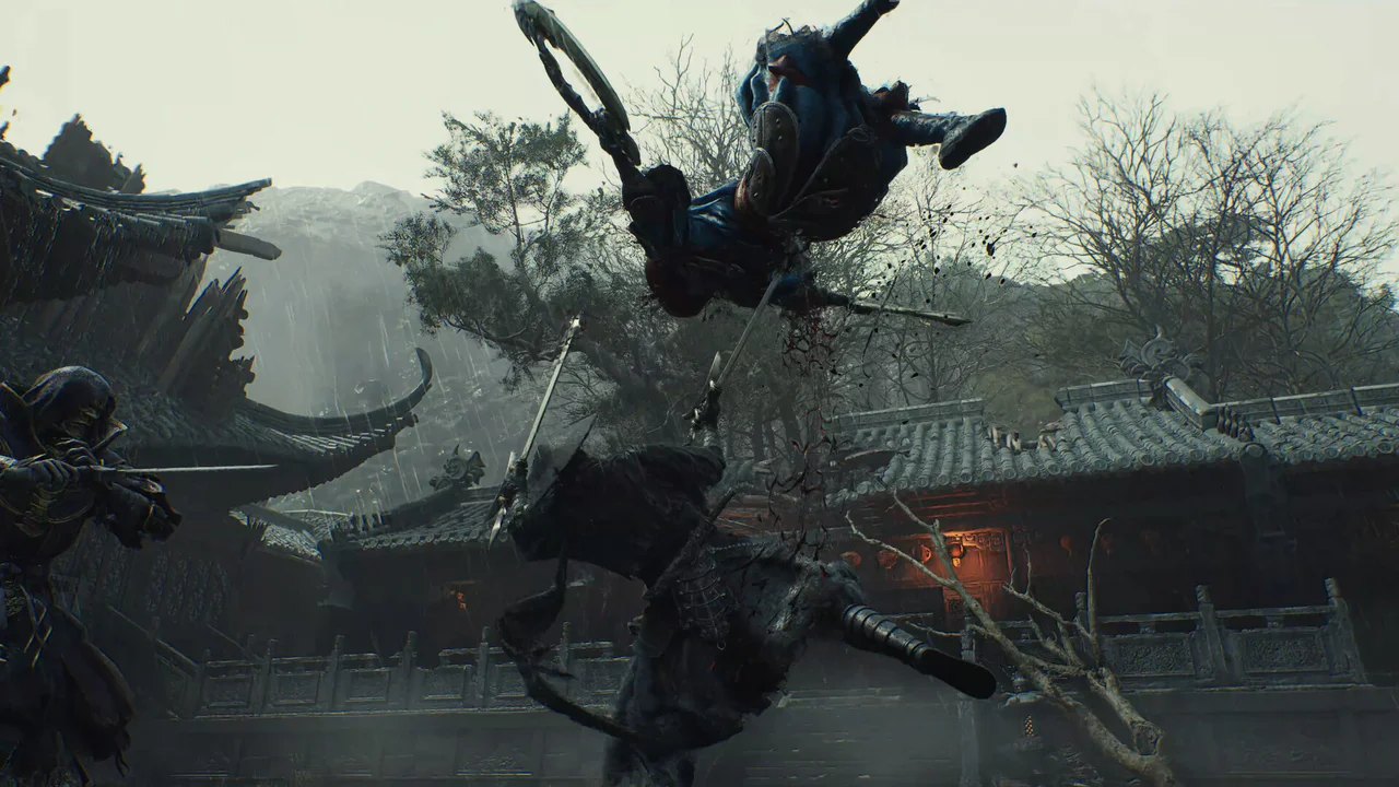 Una intensa escena de combate de Phantom Blade Zero donde varios guerreros se enfrentan en un patio bajo la lluvia, con uno de ellos realizando un salto acrobático en el aire mientras otros luchan con katanas entre edificios de estilo wuxia.