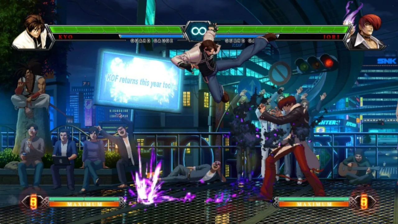 Combate intenso en The King of Fighters XIII Steam Edition mostrando la mecánica de juego y el escenario detallado de la versión de PC.
